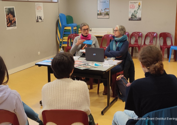 Groupe de jeunes filles qui échangent avec deux intervenantes