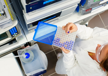 Femme scientifique avec des échantillons à analyser